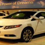 El Honda Civic 2012 se destaca por su eficiencia y durabilidad a largo plazo. Con un motor de 1.8 litros, alcanza hasta 39 mpg en carretera y ofrece 140 caballos de fuerza. Su interior es amplio para un coche compacto, con un tablero bien diseñado y asientos cómodos.

El Civic también ofrece variantes como el modelo deportivo Si, que tiene 201 caballos de fuerza, y la opción híbrida para conductores ecológicos. Su asequibilidad, fiabilidad y bajos costos de mantenimiento lo convierten en un favorito duradero entre los compradores que buscan un coche económico a largo plazo.