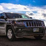 El Jeep Grand Cherokee es un SUV de tamaño medio que combina capacidades todoterreno con una conducción cómoda en carretera. A pesar de su popularidad, este modelo ha tenido una larga historia de problemas mecánicos, que incluyen fallos en la transmisión, el sistema de frenos y el sistema eléctrico. Estos problemas pueden generar reparaciones costosas a lo largo de los primeros 5 años, lo que afecta la fiabilidad general del vehículo, a pesar de su reputación como una opción asequible en comparación con otros SUV de lujo.