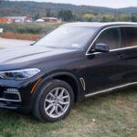 El BMW X5 2020 es un SUV de lujo que sigue siendo una opción preferida en el mercado de vehículos usados. A pesar de que es un modelo de años anteriores, mantiene una excelente retención de valor debido a su diseño sofisticado y rendimiento sobresaliente. Con una tasa de retención de valor sólida, este SUV sigue siendo una excelente opción para aquellos que buscan un vehículo de lujo con una alta rentabilidad a largo plazo.
