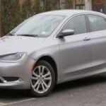 El Chrysler 200 Limited es un sedán mediano que se presentó como una opción elegante y económica para quienes buscaban un auto práctico y atractivo. Sin embargo, los modelos usados de este vehículo han mostrado problemas con la transmisión y el sistema de frenos, lo que puede generar costos de reparación considerables. Además, la calidad de los materiales interiores en los modelos más antiguos tiende a deteriorarse rápidamente, lo que afecta la experiencia general de conducción. Aunque es una opción atractiva por su diseño, los problemas de fiabilidad a largo plazo pueden hacer que no sea la mejor elección.