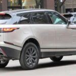 El Range Rover Velar es un SUV premium que, aunque ofrece un diseño impresionante y tecnología avanzada, no ha logrado captar la misma atención que otros modelos de la gama Range Rover. Este modelo tiene un promedio de 111 días en los concesionarios antes de ser vendido, lo que indica que no es tan popular como otros vehículos de lujo. Su precio relativamente alto y la competencia de otros SUV de lujo, como el Porsche Macan, han hecho que este modelo se quede más tiempo en el lote. Para los compradores interesados en un vehículo de lujo con estilo y capacidad, el Velar podría ser una excelente opción a un precio mucho más competitivo de lo esperado.