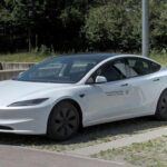 El Tesla Model Y 2025 sigue siendo uno de los SUV eléctricos más populares y deseados del mercado. Con una reciente actualización, el Model Y ha mejorado tanto en su estética como en sus características tecnológicas. Este modelo se ofrece con más espacio que el Model 3, manteniendo la alta calidad de Tesla en cuanto a autonomía y rendimiento. El Model Y 2025 se presenta como una opción ideal para quienes buscan un SUV eléctrico que combine estilo, tecnología avanzada y un rendimiento sobresaliente. Aunque su precio puede ser elevado, con opciones que rondan los $50,000, la versatilidad y la tecnología de Tesla siguen siendo muy atractivas.