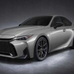 El Lexus IS 2025 lleva años siendo un favorito entre los entusiastas de los sedanes deportivos, pero en 2025, el modelo de tercera generación lanzado en 2013 se siente demasiado anticuado. Aunque ha recibido actualizaciones, su plataforma sigue siendo la misma desde su lanzamiento. Los motores V6 y V8 siguen siendo impresionantes, pero el interior del Lexus IS, con su diseño de botones físicos y pantalla de infoentretenimiento de hace una década, se siente desfasado frente a los rivales más modernos. Para los entusiastas del rendimiento, el IS sigue siendo una opción atractiva, pero la tecnología y el diseño general lo colocan en desventaja.