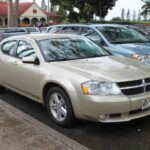 El Dodge Avenger R/T fue una gran decepción para los compradores que esperaban un rendimiento impresionante. Aunque en papel parecía un coche deportivo prometedor, su rendimiento real no estuvo a la altura de las expectativas. Con un interior mal construido, manejo sin inspiración y un rendimiento deficiente, el Avenger R/T de la producción 2008-2014 fue ampliamente criticado. Este modelo nunca logró destacarse y rápidamente se ganó una reputación negativa entre los conductores.