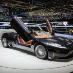 El Spyker C8 es uno de los coches más exclusivos y costosos de los últimos tiempos, con un precio que rondaba los 400,000 dólares. Lanzado por la marca neerlandesa Spyker en el año 2000, el C8 era un coche con un motor Audi V8 sobrealimentado, capaz de acelerar a altas velocidades gracias a su bajo peso de 1,250 kg. A pesar de sus excelentes características, el precio elevado y la falta de reconocimiento de la marca Spyker impidieron que el C8 alcanzara la popularidad. Fue un coche que atrajo la atención de unos pocos, pero no logró convertirse en un nombre conocido en la industria automotriz.