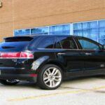 El Lincoln MKX, que compartía muchas de las características del Ford Edge, no tuvo un inicio fácil. La primera generación del MKX sufrió de problemas de fiabilidad similares a los del Edge, como fallos de transmisión y problemas con los componentes electrónicos. Aunque Lincoln es conocido como la marca de lujo de Ford, el MKX no consiguió imponer una calidad superior a la de su hermano Ford. Los problemas mecánicos y la falta de refinamiento en la primera generación hicieron que muchos conductores optaran por modelos de lujo más confiables.