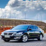 La generación del Nissan Altima entre 2007 y 2015 sufrió problemas importantes con su transmisión variable continua (CVT). Esta tecnología, que estaba destinada a mejorar la eficiencia de combustible, resultó ser defectuosa en muchos de estos vehículos, lo que llevó a fallos prematuros y a una experiencia de conducción irregular. Aunque Nissan ha mejorado este sistema en modelos más recientes, la reputación dañada de estas unidades de Altima persiste. Los propietarios de estos Altima no solo se enfrentaron a fallos mecánicos, sino también a reparaciones costosas que dejaron a muchos decepcionados con la marca.