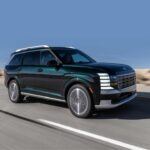 El Hyundai Palisade 2026, con un precio de $39,435, es un SUV familiar que destaca por su diseño exterior vanguardista y su interior de felpa. Con una puntuación de 84/100 en fiabilidad, el Palisade es una excelente opción para quienes buscan un SUV más grande y sofisticado. A pesar de que la tercera fila podría ser más espaciosa, su motor V6 sigue siendo robusto y confiable. Además, el Palisade viene equipado con funciones tecnológicas estándar, lo que lo convierte en una opción de gran valor para las familias que necesitan espacio y confort.