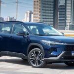 El Toyota Corolla Cross es uno de los modelos más nuevos de la marca, pero sorprendentemente, solo el 40% de los propietarios indicaron que volverían a comprarlo. A pesar de la sólida reputación de Toyota por su fiabilidad, este SUV compacto ha recibido críticas por su falta de potencia en comparación con otros modelos del segmento y por una experiencia de conducción menos dinámica de lo esperado. Los usuarios también han mencionado la interfaz tecnológica como algo poco intuitiva y mejorable. Aunque es económico y fiable, el Corolla Cross no ha logrado impresionar a todos los conductores, especialmente aquellos que buscan un SUV con una experiencia de conducción más emocionante.