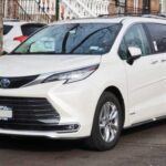 Alrededor de 168,000 unidades de la popular minivan Toyota Sienna están siendo retiradas del mercado debido a un problema de no conformidad. El asiento trasero de la tercera fila no se había ajustado correctamente, lo que aumenta el riesgo de lesiones en caso de accidente. Aunque este problema se considera un descuido en la producción, contrasta con la reputación de fiabilidad y precisión que Toyota ha cultivado a lo largo de los años. Si tienes una Sienna, es esencial llevarla al taller para que se solucione este problema lo antes posible.