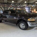 Recientes estudios muestran que la Ram 3500 es la camioneta con más probabilidades de llegar a las 250,000 millas, con un 42.6% de posibilidades según la investigación de iSeeCars. Estos camiones pesados se benefician de los motores diésel Cummins, que han demostrado ser increíblemente fiables en aplicaciones comerciales. El eje delantero sólido y el diseño del chasis en general permiten que la Ram 3500 maneje cargas pesadas sin comprometer su durabilidad a largo plazo. Si necesitas un camión para trabajos pesados y largo recorrido, la Ram 3500 es una opción que no te decepcionará.