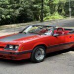 El Ford Mustang Fox-body es uno de los modelos más queridos entre los entusiastas de los pony cars. Con su potente motor 5.0 y su diseño característico de los años 80 y 90, los Mustangs de esta generación se han convertido en clásicos de culto. En sus primeros años, los modelos Fox-body eran baratos, pero a medida que aumentó su popularidad, los precios subieron. Después de alcanzar precios de hasta 40.500 dólares en 2023, los Mustang 5.0 GT convertibles ahora se encuentran en un rango de entre 25.000 y 29.600 dólares, lo que los hace mucho más accesibles que en su momento más caro.