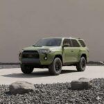 Si eres de los que disfruta de aventuras fuera de la carretera o planeas viajar con un remolque, el Toyota 4Runner es un excelente compañero. Con precios por debajo de los 45,000 dólares en modelos usados entre 2020 y 2023, el 4Runner sigue siendo uno de los vehículos más duraderos que existen. Con un motor V6 que puede durar más de 300,000 millas sin problemas, es perfecto para quienes buscan algo robusto y fiable. Aunque tiene un consumo de combustible más elevado, su construcción de chasis y su fiabilidad a largo plazo superan a muchos SUV más nuevos que tienden a deteriorarse más rápidamente.