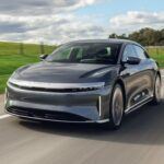 El Lucid Air 2026 es uno de los vehículos eléctricos más lujosos y avanzados tecnológicamente disponibles en el mercado. Con un precio inicial de $70,900, este sedán eléctrico de lujo ofrece una autonomía excepcional de hasta 512 millas, la más alta de cualquier vehículo eléctrico en la actualidad. El Lucid Air combina tecnología de miniaturización, optimización y eficiencia para crear una experiencia de conducción de primer nivel. Su interior es lujoso y fácil de usar, con materiales de alta calidad y un enfoque en la comodidad y la funcionalidad. Para los conductores que buscan el pináculo del lujo eléctrico, el Lucid Air es una elección inmejorable.