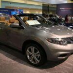 El Nissan Murano CrossCabriolet fue una de las ideas más extrañas de la marca. Tomaron un SUV crossover y lo transformaron en un convertible de dos puertas, lo que eliminó muchas de las ventajas prácticas del Murano original. La capacidad del maletero se redujo drásticamente, y la utilidad del vehículo se vio mermada debido a su diseño poco convencional. Con solo tres años de producción, el CrossCabriolet fue objeto de burlas y críticas constantes, y rápidamente desapareció del mercado. Si buscas un SUV funcional y práctico, este modelo es un claro ejemplo de lo que no hacer al combinar estilos.