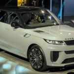 El Range Rover Sport es otro modelo de lujo con una reputación de prestigio, pero a un costo elevado. Este SUV de lujo presenta varios problemas, como una fiabilidad deficiente, altos costos de mantenimiento y una depreciación extrema. El costo de propiedad proyectado para los primeros cinco años de un Range Rover Sport de 2025 asciende a unos impactantes $158,000, lo que lo convierte en una inversión riesgosa. A pesar de su prestigio, modelos como el Lexus LX ofrecen mejor fiabilidad y menor costo de mantenimiento, convirtiéndolos en una opción mucho más sensata.
