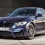 El BMW M3 de generación F80, producido entre 2014 y 2018, logró algo que durante años pareció imposible: ofrecer prestaciones muy serias con muchos menos compromisos de uso diario. Su motor S55 de seis cilindros en línea y doble turbo combinó potencia accesible, gestión electrónica moderna y diagnósticos avanzados, haciendo que el mantenimiento y la conducción cotidiana fueran mucho más previsibles que en los M3 más radicales del pasado. Conservó la precisión y el enfoque al conductor que definen a la saga, pero en un formato perfectamente válido como coche único, aunque sin el encanto cuadrado y sencillo de las primeras generaciones.
