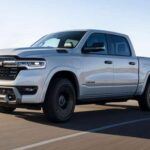 El Ram 1500 REV es un pickup plug-in híbrido con 145 millas de autonomía eléctrica y generador V6 para viajes largos sin limitaciones. Ideal para quienes buscan prestaciones de EV sin sacrificar capacidad de remolque, con precios desde 60.000 dólares.