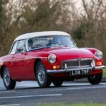 El MGB es, probablemente, el deportivo clásico más accesible para quien se inicia en este mundo. Su mecánica sencilla, su chasis robusto y una disponibilidad de recambios casi infinita lo convierten en una escuela perfecta de automovilismo clásico. No es el más rápido, pero sí uno de los que mejor transmite el placer de conducir a cielo abierto.