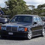 El Mercedes 190E 2.3-16 escondía bajo su apariencia discreta un motor Cosworth de 16 válvulas desarrollado para competir. Su leyenda comenzó cuando Ayrton Senna ganó una carrera inaugural con este modelo, marcando el inicio de una rivalidad directa con el BMW M3 E30. Hoy es uno de los sedanes deportivos clásicos más deseados.