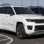 El Jeep Grand Cherokee 2024, en sus versiones estándar y L, cuenta con la distinción IIHS Top Safety Pick. Incluye faros LED, asistente de arranque en pendiente y siete airbags. Su tecnología avanzada abarca asistente de aparcamiento con frenado automático, control de ángulo muerto, alerta de tráfico cruzado y mantenimiento de carril.