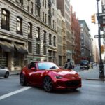 El Miata ND representa una evolución inteligente, no una ruptura. Mejor protección anticorrosión, tolerancias más precisas y motores Skyactiv eficientes y duraderos permitieron mantener el espíritu original con mucha menos fricción en la propiedad. Es ligero, fiable y coherente con las exigencias actuales sin traicionar su filosofía.