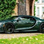 El Chiron llevó el concepto del Veyron a otro nivel. Con 1.500 CV, frenos de especificación casi Fórmula 1 y una estabilidad inédita a altísimas velocidades, este hiperdeportivo puede rozar las 285 mph sin limitador. Es la perfecta combinación entre lujo artesanal, brutalidad mecánica y precisión técnica.