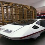 El Ferrari Modulo es, posiblemente, el Ferrari más futurista jamás concebido. Creado por Pininfarina a partir de un chasis 512 S, su diseño extremadamente bajo y su cabina tipo canopy parecían sacados de la ciencia ficción. Aunque nunca estuvo pensado para producción, fue restaurado décadas después y logró circular legalmente en 2018, demostrando que su audacia estética no había envejecido.