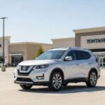 El Nissan Rogue entra por los ojos gracias a su diseño exterior, pero su interior apuesta por un estilo más cargado, con abundante negro piano. Por unos 31.000 euros, ofrece buen confort y equipamiento, aunque algunos acabados buscan aparentar más de lo que son.