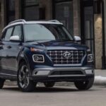 El Hyundai Venue es uno de los SUV más económicos del mercado, pero sorprende por su aprovechamiento del espacio y facilidad de uso. Su interior es sencillo y funcional, con buena ergonomía y tecnología de seguridad suficiente para ofrecer una experiencia fiable en entornos urbanos.