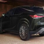 Con una notable probabilidad del 17%, el Lexus RX Hybrid se posiciona muy por encima de la media. Este SUV de lujo combina materiales de alta calidad, un sistema híbrido refinado y una durabilidad excepcional. Su fuerte valor de reventa y la reputación de Lexus en fiabilidad explican su destacado rendimiento en este estudio.