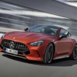El GT 63 E Performance desarrolla casi 805 CV mediante un V8 biturbo de 4.0 litros combinado con un motor eléctrico. Con tracción total y aceleración de 0 a 100 km/h en solo 2,7 segundos, este híbrido enchufable demuestra que AMG puede superar incluso a sus propios hiperdeportivos, ofreciendo rendimiento extremo en un formato más accesible.