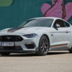 El Ford Mustang S550, fabricado entre 2015 y 2023, supuso un punto de inflexión histórico para el modelo. Por primera vez incorporó suspensión trasera independiente en toda la gama, junto a frenos Brembo opcionales y el ya icónico V8 Coyote superando holgadamente los 400 CV, todo ello cumpliendo normativas modernas de seguridad y fiabilidad. El resultado fue un Mustang que mantuvo el espíritu de tracción trasera y músculo americano, pero con mucha más estabilidad, aplomo y confort a alta velocidad. Fue el Mustang que demostró que el concepto podía evolucionar sin perder su alma.
