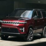 El Grand Wagoneer emplea un sistema range-extended eléctrico, combinando V6 con batería de 92 kWh y motores duales, alcanzando 647 CV y 500 millas de autonomía total. Este SUV de tres filas llegará a principios de 2026, con precios desde 80.000 dólares hasta cifras de seis dígitos en versiones Summit.