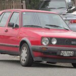 El Golf GTI Mk2 llevó el concepto de hot hatch a un nivel de madurez superior. Más estable, más potente y mejor construido que su predecesor, mantuvo intacto el espíritu divertido que lo hizo famoso. Su presencia habitual en rallies y competiciones lo convirtió en un referente europeo, con valores que no dejan de subir.