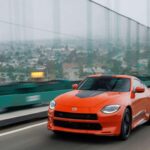 Las generaciones más recientes del Nissan Z simplificaron radicalmente la fórmula respecto al complejo 300ZX. Tanto el 370Z como el Z actual combinan altas prestaciones con mecánicas más accesibles, mantenimientos menos dramáticos y una experiencia más predecible. Siguen siendo deportivos serios, pero ya no castigan al propietario.