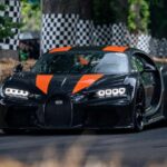 El Chiron Super Sport 300+ hizo historia al convertirse en el primer coche de producción en superar las 300 mph. Gracias a 1.600 CV, aerodinámica longtail y una gestión térmica revolucionaria, Bugatti demostró que lo imposible solo era una cuestión de tiempo. Fue un momento comparable a los grandes hitos de la Fórmula 1 moderna.