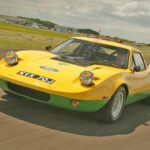 Tras el éxito absoluto del GT40 en Le Mans, Ford optó por un enfoque completamente distinto con el GT70, destinado a los rallyes. Sustituyó el V8 por motores mucho más compactos, priorizando el equilibrio y el centro de gravedad. Pilotado por Roger Clark, el proyecto mostró potencial, pero los problemas de fiabilidad y el elevado coste provocaron su cancelación tras solo seis unidades fabricadas, convirtiéndolo en uno de los Ford más raros jamás creados.