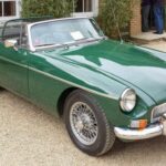 El MGB fue el roadster británico asequible por excelencia, ofreciendo diversión al aire libre. Hoy, su velocidad es limitada, el confort escaso y la dirección pesada. La suspensión y la electricidad imprevisibles lo hacen más adecuado para paseos de fin de semana que como vehículo diario.