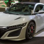 Mientras que el NSX original exigía mantenimientos periódicos como el cambio de la correa de distribución y sufrió algunos problemas conocidos en las primeras transmisiones, la segunda generación adoptó una filosofía completamente distinta. Su sistema híbrido, con un V6 biturbo apoyado por motores eléctricos y una transmisión de doble embrague, eliminó varios puntos críticos del mantenimiento tradicional. Aunque aumentó la complejidad técnica, también introdujo sistemas de seguridad modernos, mejor gestión térmica y una usabilidad diaria acorde a los estándares actuales. El resultado fue un superdeportivo pensado para usarse con regularidad, no solo para admirarse, reflejando cómo los deportivos tuvieron que adaptarse a una nueva era.