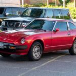 El 280ZX aporta una interpretación más cómoda y refinada del concepto Z, sin renunciar a la fiabilidad japonesa. Su seis cilindros con inyección es suave y duradero, y su habitáculo permite viajes largos sin fatiga. Precisamente por ser menos radical que el 240Z, sigue siendo más asequible y usable en el día a día.