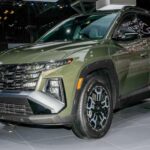 El Hyundai Tucson 2024 ofrece uno de los paquetes de seguridad más completos del segmento. Incorpora control de crucero adaptativo, asistente de seguimiento de carril, alerta de tráfico cruzado, sistema de monitorización del conductor y asistente de giro en cruces. Es además Top Safety Pick del IIHS y cuenta con ocho airbags de serie.