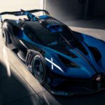 El Bugatti Bolide es, por ahora, el Bugatti más rápido jamás construido. Diseñado exclusivamente para circuito, este monstruo de 1.600 CV y apenas 1.450 kg puede alcanzar teóricamente las 311 mph. Fabricado con materiales propios de la F1 y Le Mans, genera casi 3.000 kg de carga aerodinámica y representa el límite absoluto de la ingeniería actual.