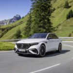 El AMG E53 híbrido combina un motor seis cilindros turbo de 3.0 litros con propulsión eléctrica, alcanzando hasta 604 CV en modo Race Start. Su velocidad punta de 280 km/h y autonomía eléctrica de hasta 140 km/h hacen de esta berlina una alternativa tecnológica para quienes buscan rendimiento sin renunciar a la eficiencia.