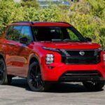 El Rogue PHEV combina motor 2.4L y dos eléctricos, con 248 CV y 38 millas de autonomía eléctrica. Ofrece tres filas y tracción total inteligente, con autonomía total de 420 millas, ideal para viajes largos. Precio estimado desde 42.190 dólares.