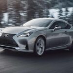 El SUV más caro de la marca también es uno de los más sólidos en reventa. Compartiendo base con el Toyota Land Cruiser, el LX combina lujo, capacidad off-road y una reputación de longevidad casi legendaria, factores clave para mantener su valor.