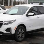 Precio típico de segunda mano (modelos 2020): 14.000–19.000 $
El Equinox destaca por su familiaridad: posición de conducción cómoda, suspensión adaptada a carreteras diarias y controles intuitivos. La amplia red de concesionarios facilita el mantenimiento y la reparación, especialmente fuera de grandes ciudades.