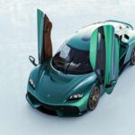 El Koenigsegg Gemera, híbrido enchufable de cuatro plazas, desarrolla 2.300 CV gracias a su V8 biturbo y tres motores eléctricos. Este hiperdeportivo combina lujo, espacio y tecnología de vanguardia, incluyendo asistencia de estacionamiento automatizado, demostrando que un híbrido puede superar los límites de potencia y funcionalidad sin precedentes.