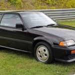El Honda CRX Si demostró que el peso ligero era tan importante como la potencia. Con apenas 900 kilos y un motor eficiente pero vivaz, ofrecía una experiencia de conducción directa y divertida. Su plataforma se convirtió en una base perfecta para preparaciones, lo que consolidó su estatus de culto y disparó su valor en el mercado clásico.