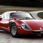 El Alfa Romeo 33 Stradale es uno de los coches más bellos jamás fabricados. Derivado directamente de un prototipo de competición, combina un diseño espectacular con un motor V8 atmosférico de altas revoluciones. Solo se produjeron 18 unidades, lo que lo convierte en una auténtica obra de arte sobre ruedas. Cada detalle refleja la pasión italiana por el diseño y la ingeniería. El 33 Stradale no solo es un coche de colección, sino una pieza de museo que representa el punto más alto de Alfa Romeo en términos de exclusividad, estética y conexión con la competición.